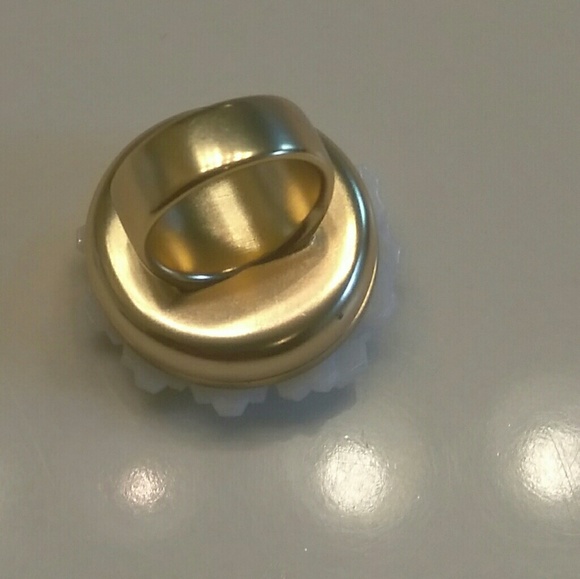 Oversized studded Ring with cosmetic storage - Picture 7 of 7